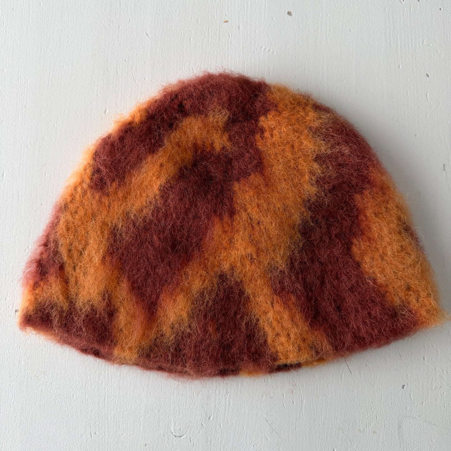 Børstet lue i rødt/oransje bølgemønster