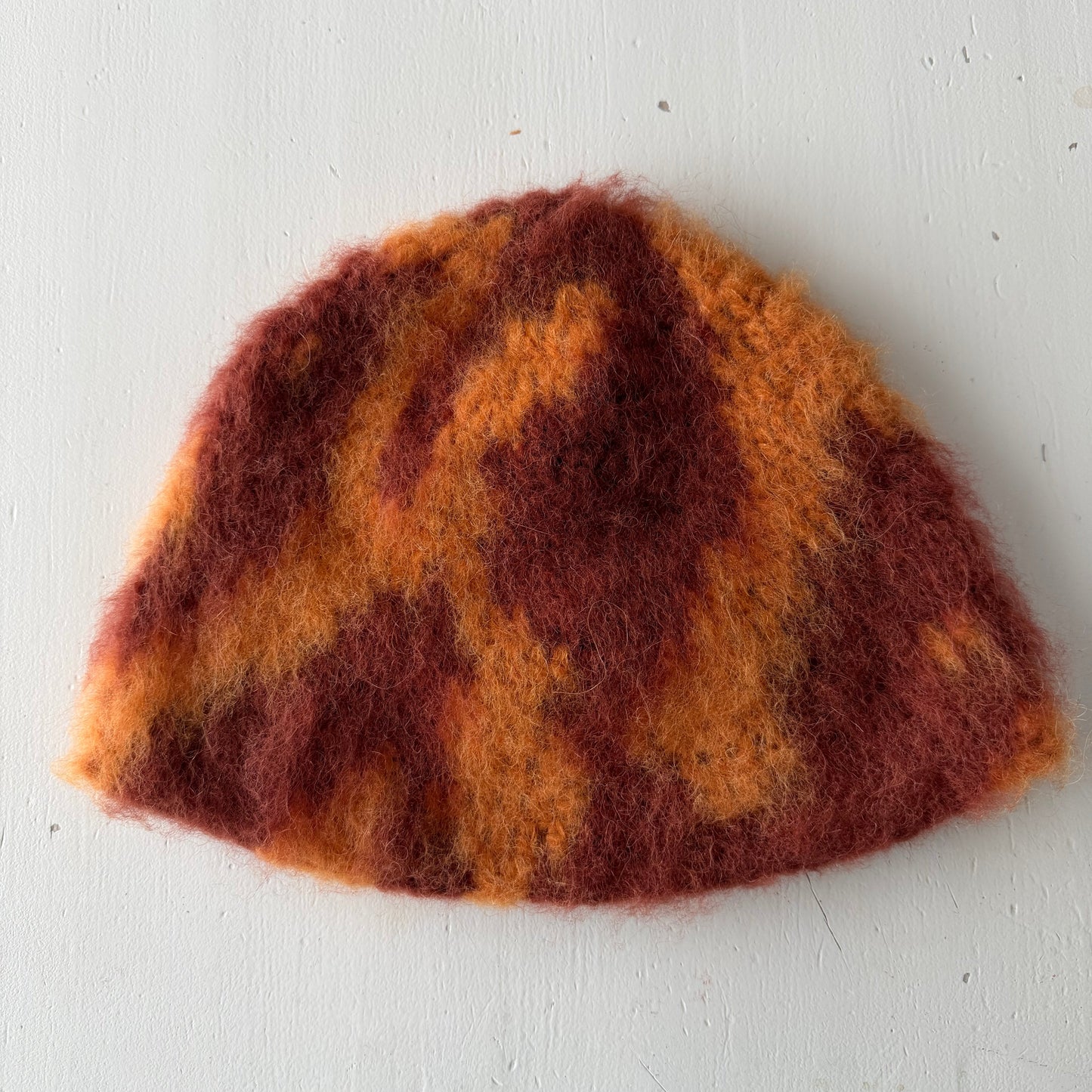 Børstet lue i rødt/oransje bølgemønster