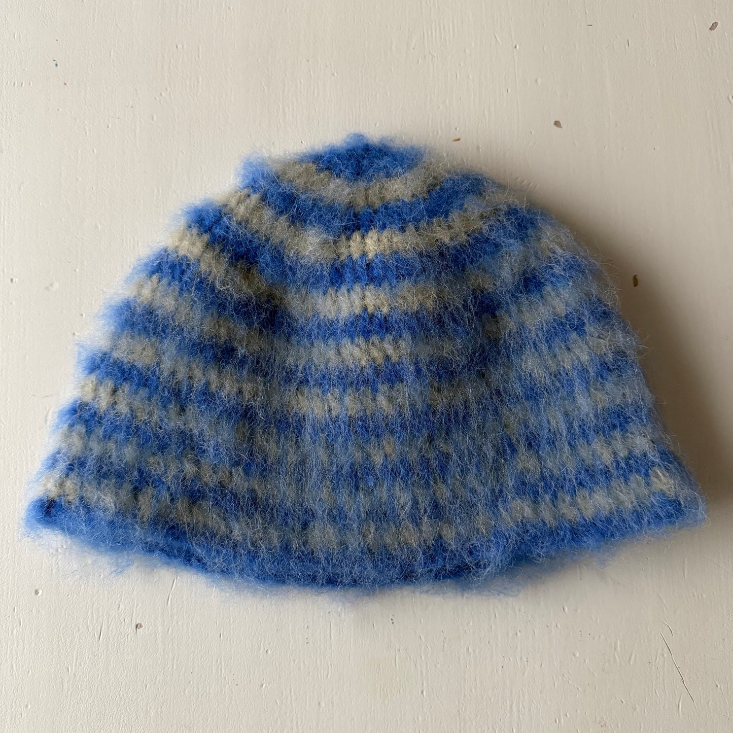 Børstet lue med blå/grønne striper