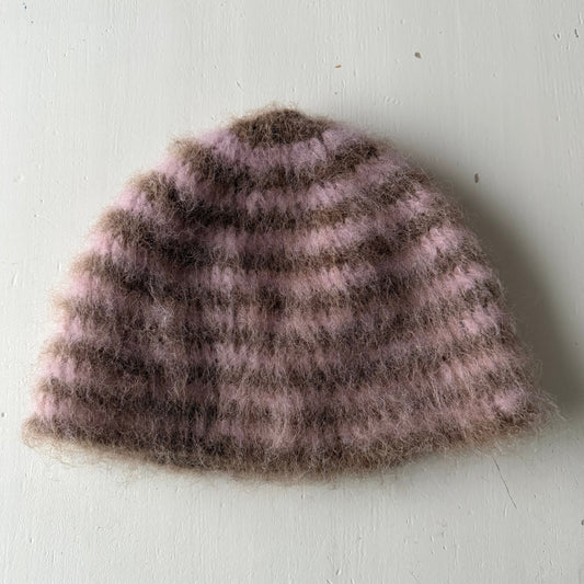 Børstet lue i rosa/brune striper