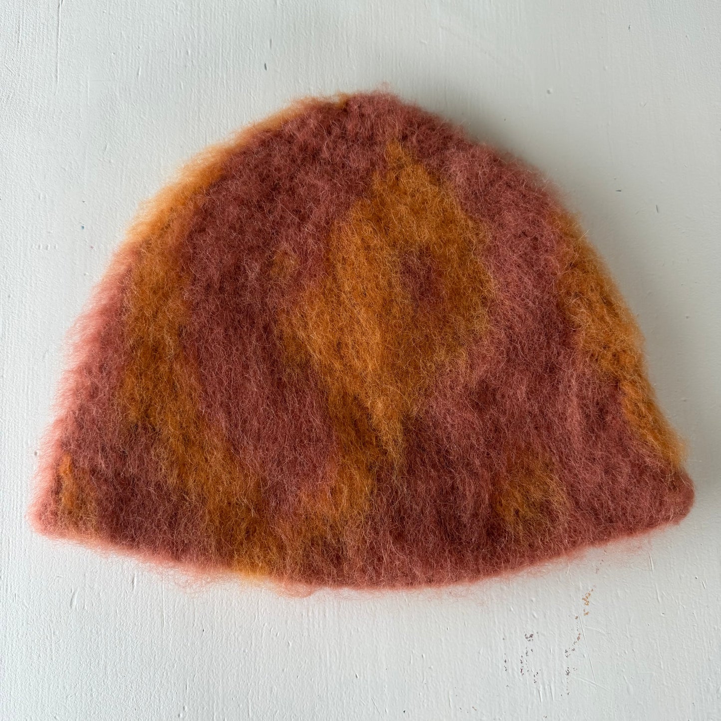 Børste lue i oransje bølgemønster