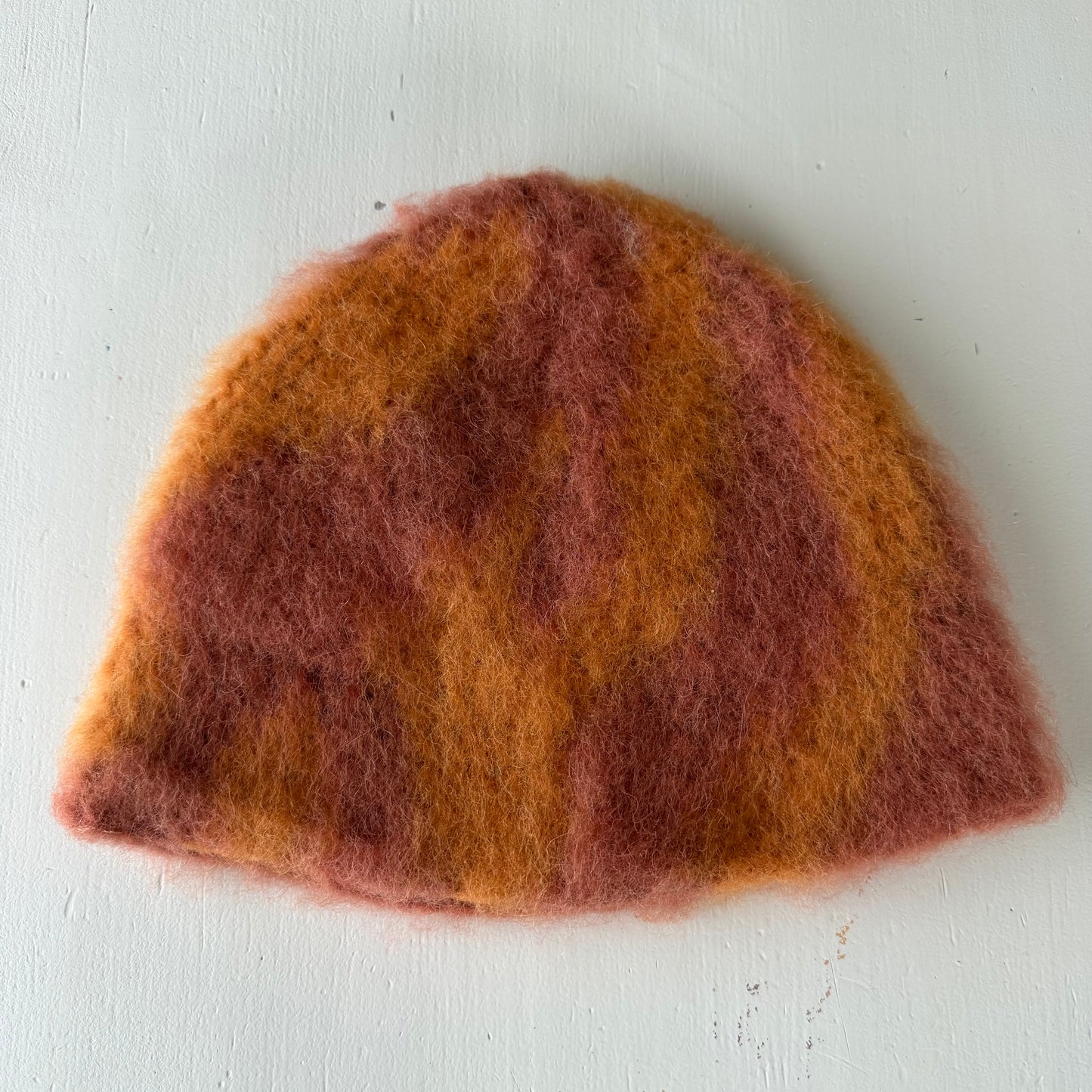 Børste lue i oransje bølgemønster